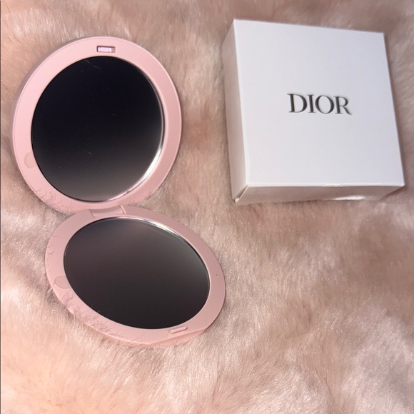 Soft Pink Quilted Compact - Picture 3 of 5